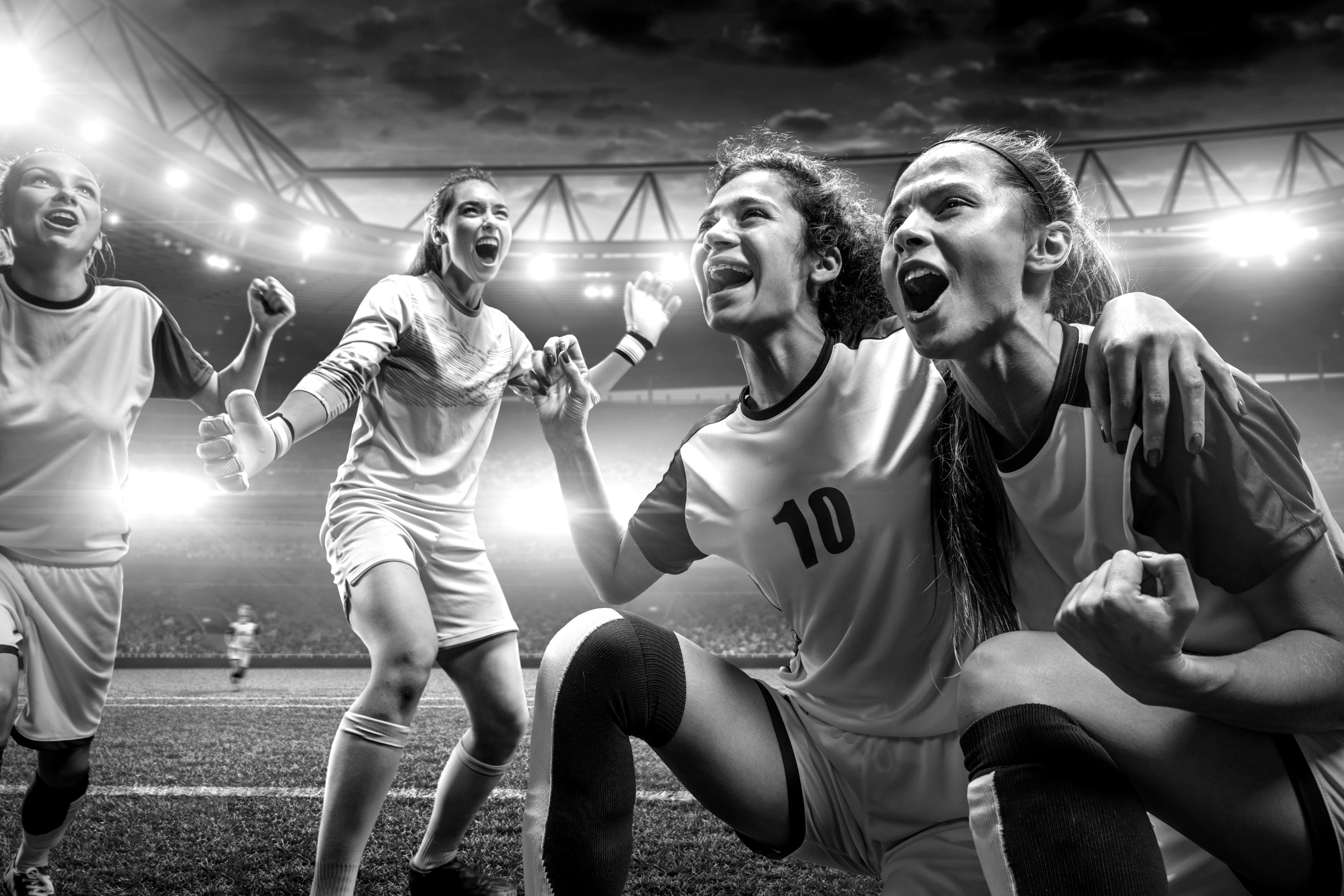 Jubelnde Zurich Football Academy-Spielerinnen feiern einen Torerfolg