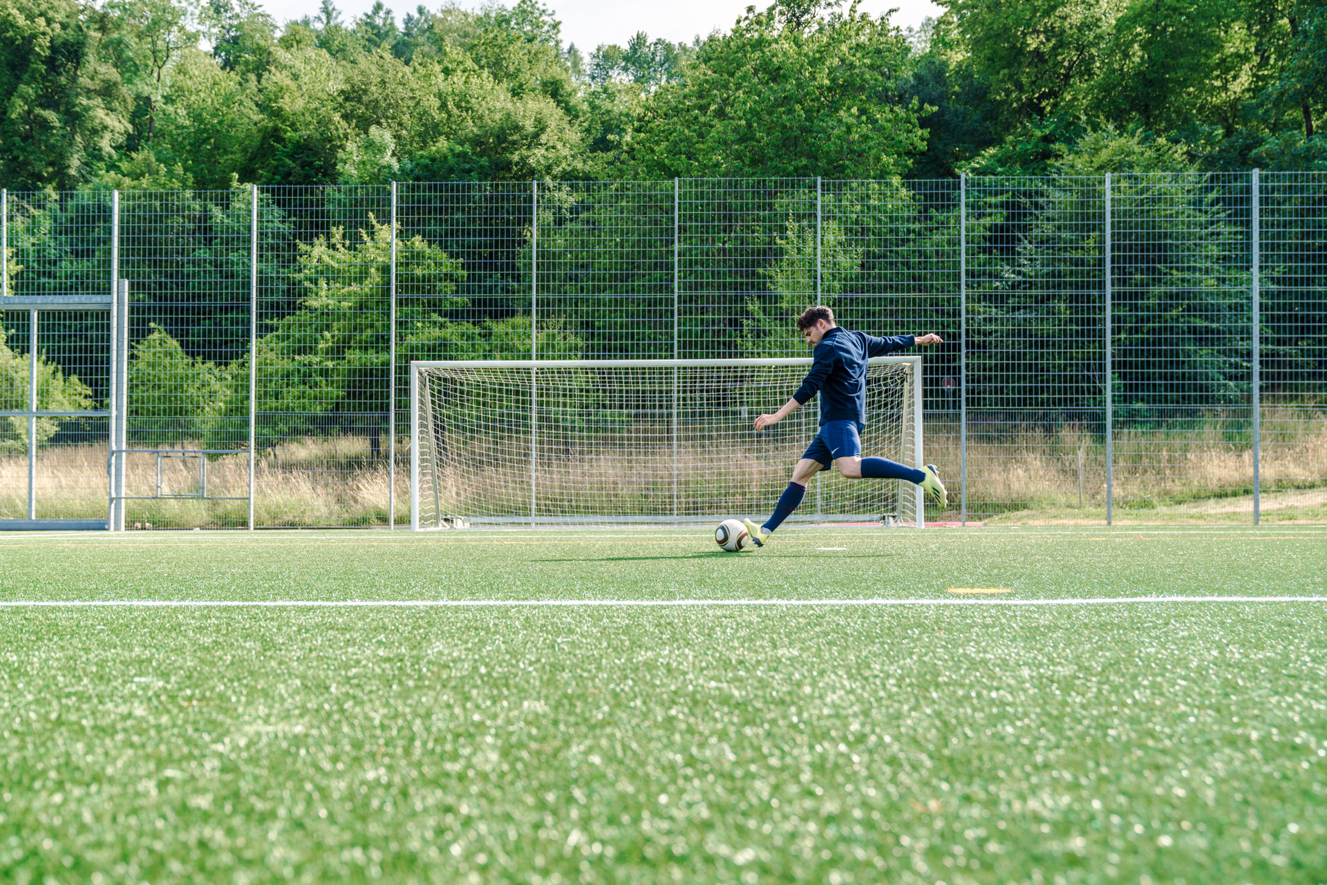 Spieler beim Schuss aufs Tor – Bestseller Monatsabo